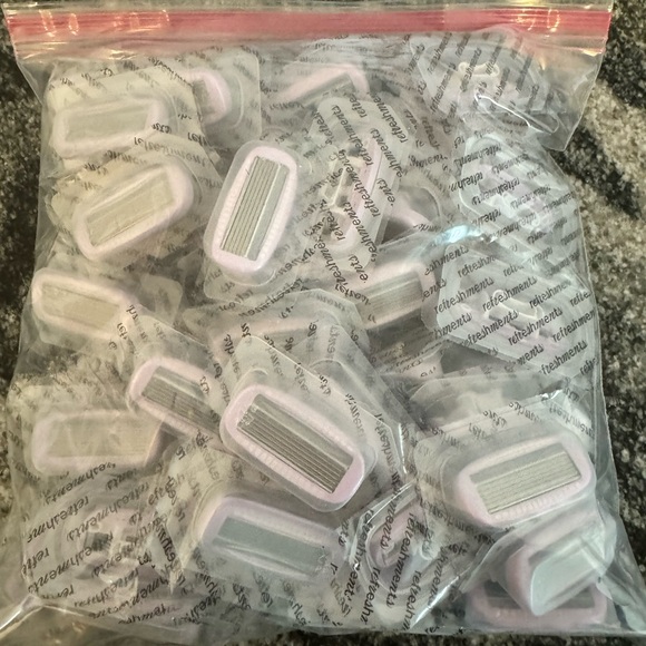 80 Lavender Razor Blade Refills - Picture 3 of 3